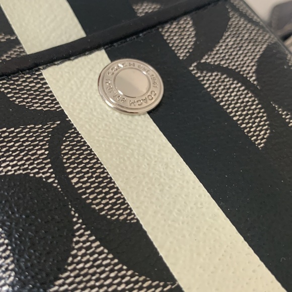 Coach wallet, good condition(mark shown in photos). - Picture 2 of 5